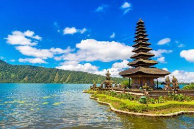 Pura Ulun Danu Beratan Bedugul Tapınağı Bali, Endonezya 'da bir gölde