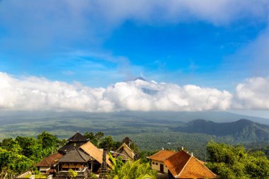 Endonezya 'nın Bali kentindeki Agung Dağı' nın etkin volkanik manzarası güneşli bir günde