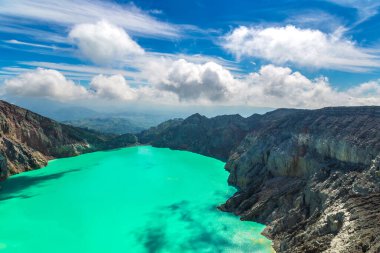 Aktif yanardağ Ijen 'in panoramik hava manzaralı krateri, Java adası, Endonezya