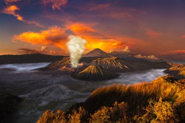 Endonezya 'daki Java Adası, Bromo volkanında gün doğumu. Panoramik hava görüntüsü