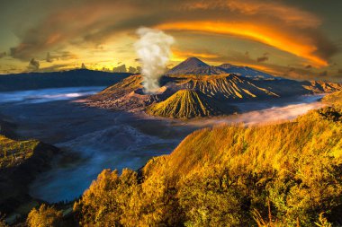 Endonezya 'daki Java Adası, Bromo volkanında gün doğumu. Panoramik hava görüntüsü