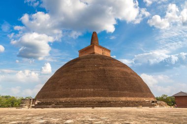 Abhayagiri stupa bir yaz günü Sri Lanka 'da