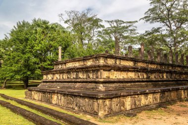 Polonnaruwa Arkeoloji Müzesi 'ndeki Kral Nishshanka Malla (Nissanka Malla) sarayının kalıntıları, Sri Lanka