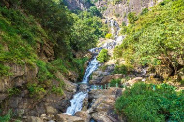 Sri Lanka 'da güneşli bir günde Rawana Şelalesi