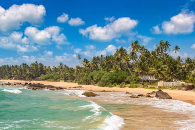 Sri Lanka 'da güneşli bir günde Dalawella Plajı