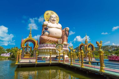 Wat Plai Laem Tapınağı, Samui, Tayland 'da bir yaz günü gülümseyen ya da mutlu Buda heykeli
