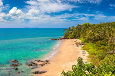 Güneşli bir günde Tayland 'ın Koh Lanta Yai adasında panoramik hava manzarası