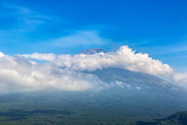 Bela Vista Vulcão Ativo Monte Agung Nuvens Circundantes Bali Indonésia — Fotografia de Stock