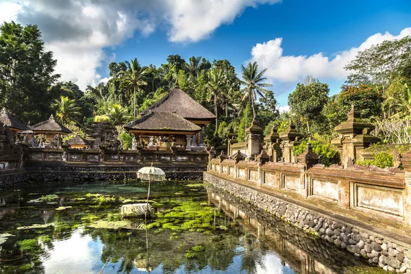 インドネシア バリ島のプーラ ティルタ エンプル寺院のプール聖水 — ストック写真