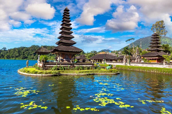 インドネシアのバリにある湖にあるPura Ulun Danu Beratin Bedugul寺院 — ストック写真