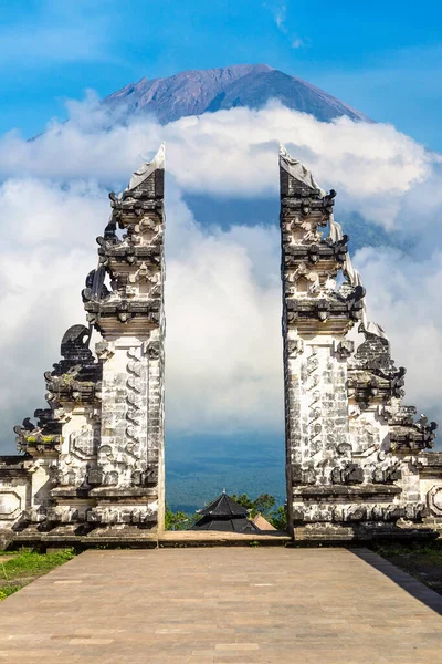 インドネシアのバリ島にあるPura Penataran Agung Lempuyang寺院と火山Agungの古代の門晴れた日 — ストック写真