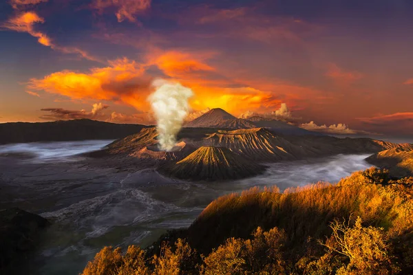 印度尼西亚爪哇岛布罗莫火山的日出 全景航空视图 — 图库照片