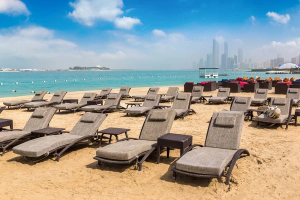 Lehátka Slunečníky Pláži Luxusního Hotelu Abu Dhabi Letním Dni Spojené — Stock fotografie