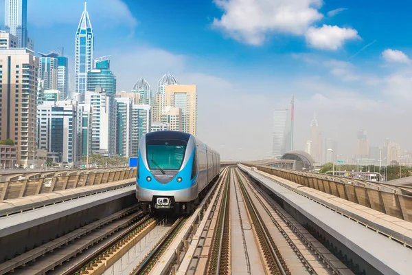 Tren Metro Dubái Día Verano Dubái Emiratos Árabes Unidos —  Fotos de Stock