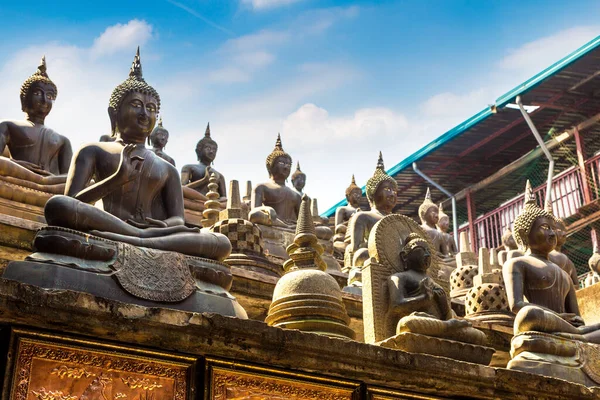 斯里兰卡科伦坡Gangaramaya佛教寺庙里的佛像 阳光灿烂 — 图库照片