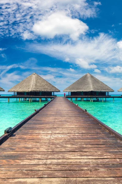 Vattenvillor Bungalows Och Träbro Vid Den Tropiska Stranden Maldiverna Sommardagen — Stockfoto