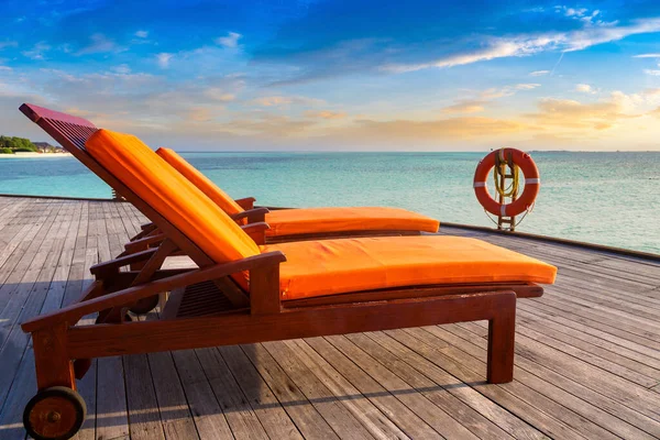 Cama Sol Solário Luxuoso Resort Praia Tropical Dia Ensolarado Verão — Fotografia de Stock