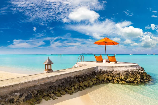 Güneşli Bir Yaz Gününde Tropik Cennet Okyanus Plajında Güneş Yatağı — Stok fotoğraf