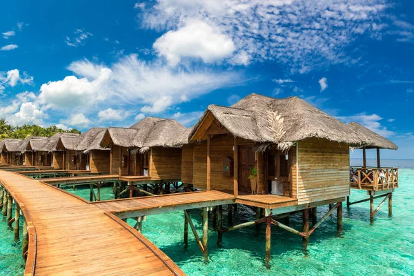 Water Villas Bungalows Und Holzbrücke Tropenstrand Auf Den Malediven Sommertag — Stockfoto