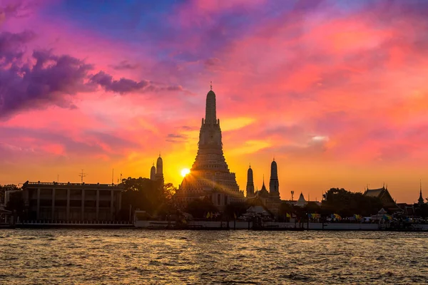 Wat Arun Tapınağı Bangkok Tayland 'da güzel bir gün batımı..