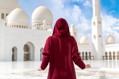 Abu Dabi, Birleşik Arap Emirlikleri 'ndeki Şeyh Zayed Büyük Camii' nde güzel bir kadın Arap kıyafeti giyiyor.