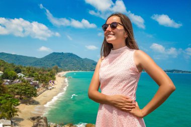 Tayland 'ın Koh Samui adasındaki Lamai Sahili' nde pembe elbise ve hasır şapka giyen kadın gezgin.