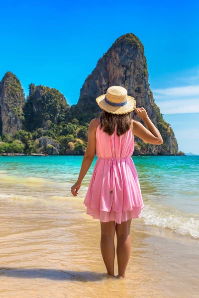 若いです美しい女性身に着けていますピンクのドレスとわら帽子に熱帯鉄道ビーチ クラビ — ストック写真