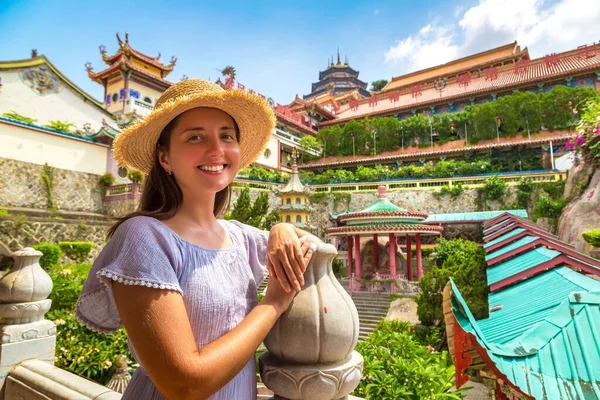 Viaggiatore Donna Presso Tempio Kek Lok Georgetown Isola Penang Malesia — Foto Stock