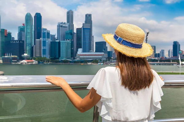 Женщина Путешественница Смотрит Сингапур Городской Пейзаж Солнечный День Сингапуре — стоковое фото