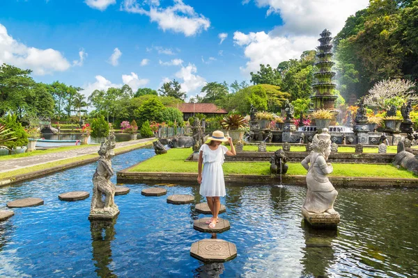 インドネシアのバリにあるタマン ティルタガンガ寺院で 晴れた日に白いドレスと麦藁帽子をかぶった女性旅行者 — ストック写真