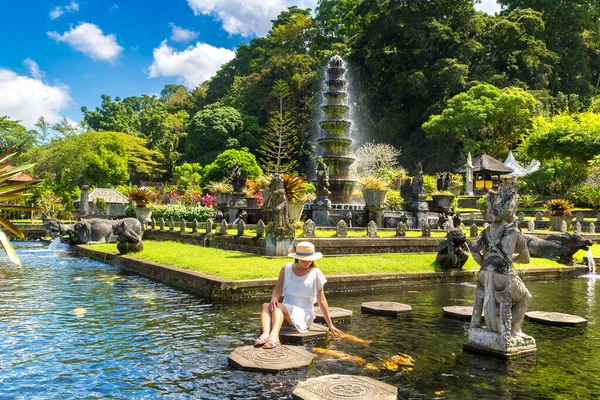 インドネシアのバリにあるタマン ティルタガンガ寺院で 晴れた日に白いドレスと麦藁帽子をかぶった女性旅行者 — ストック写真