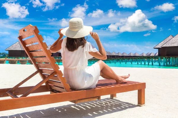 Vacker Kvinna Avkopplande Solarium Lyx Tropisk Strand Solig Sommardag — Stockfoto