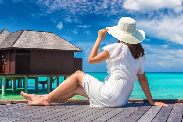 Beautiful Young Woman Front Water Luxury Villas Sitting Tropical Beach — Stock Photo, Image