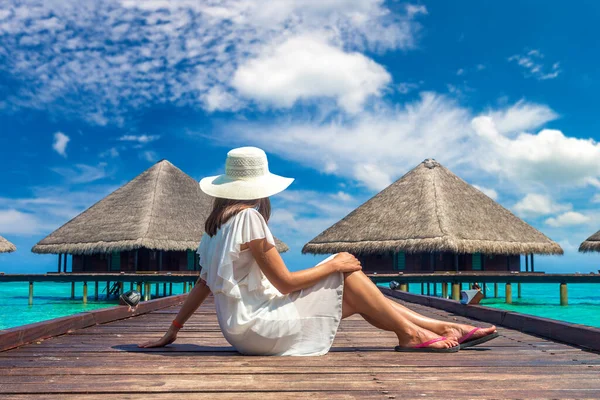 Vacker Ung Kvinna Framför Vatten Lyxvillor Sitter Den Tropiska Stranden — Stockfoto