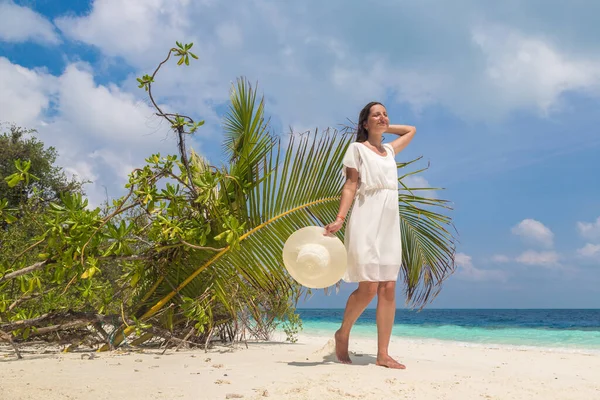 Сексуальна Красива Жінка Стоїть Біля Пальми Розкішному Тропічному Пляжному Курорті — стокове фото