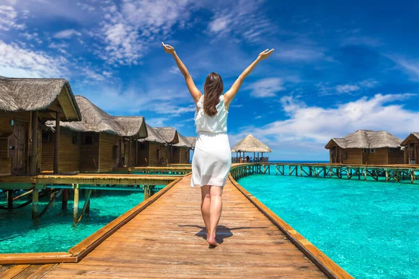 Beautiful Young Woman Front Water Luxury Villas Standing Tropical Beach — Stock Photo, Image