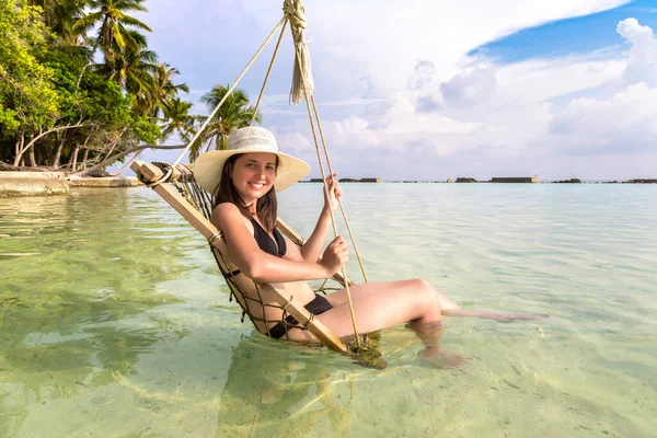 Mulher Bonita Está Sentada Rede Praia Tropical Luxo Dia Ensolarado — Fotografia de Stock