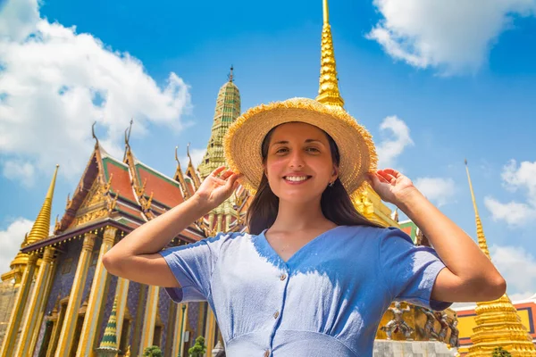 Woman Traveler Wat Phra Kaew Temple Emerald Buddha Grand Palace — Stock Photo, Image