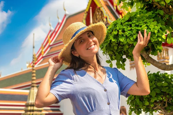 Woman Traveler Wat Pho Temple Bangkok Summer Day — Stock Photo, Image