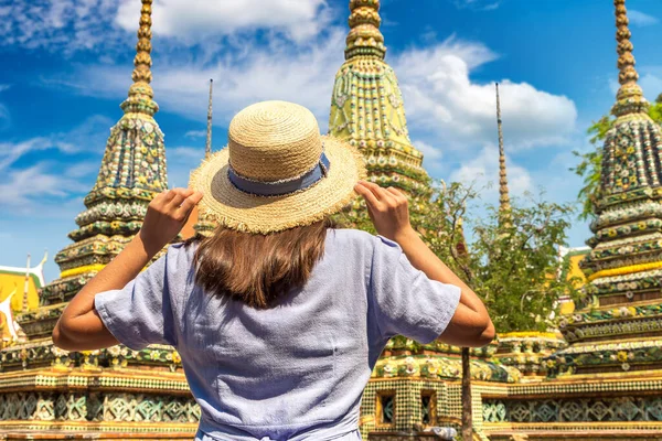 Kobieta Podróżująca Wat Pho Temple Bangkoku Letni Dzień — Zdjęcie stockowe
