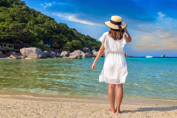 Mulher Viajante Vestindo Vestido Branco Chapéu Palha Nang Yuan Island — Fotografia de Stock