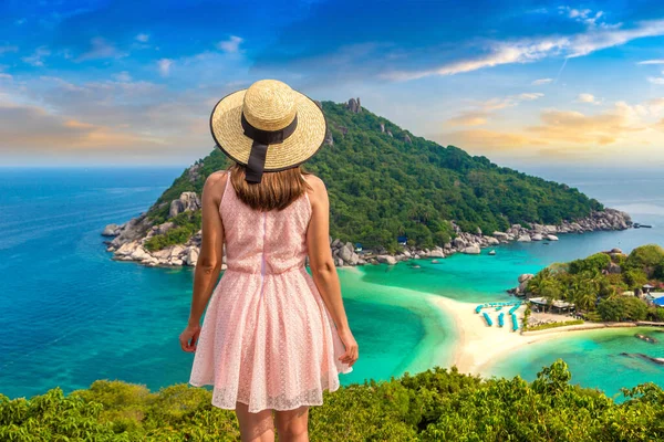 Reisende Rosa Kleid Und Strohhut Auf Der Insel Nang Yuan — Stockfoto