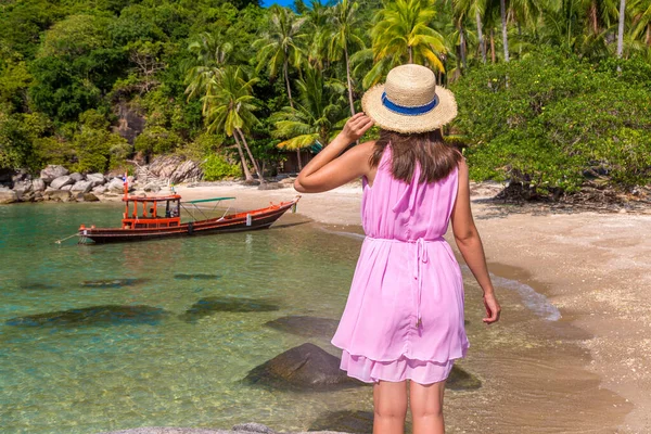 Kvinna Resenär Bär Rosa Klänning Och Halm Hatt Tropisk Strand — Stockfoto