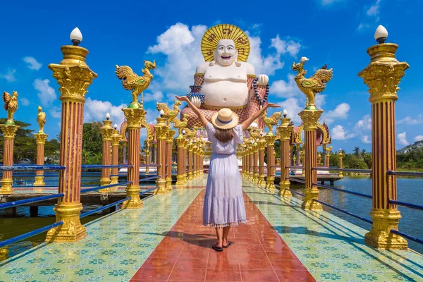 Mulher Viajante Vestindo Vestido Azul Chapéu Palha Gigante Sorrindo Estátua — Fotografia de Stock