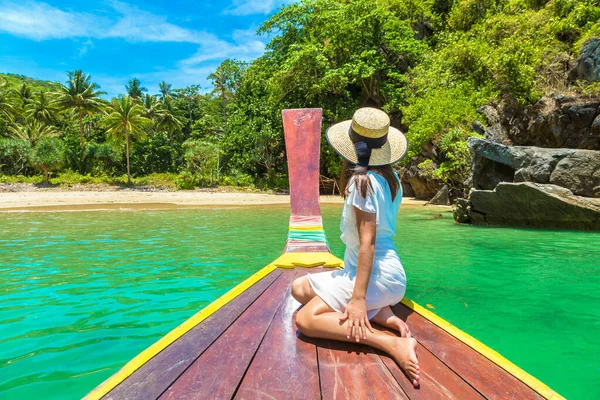タイの熱帯の島の近くのボートでリラックスした幸せな旅行者の女性 — ストック写真