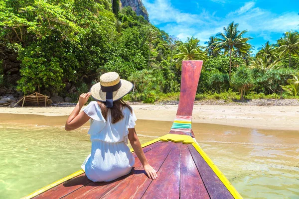 タイの熱帯の島の近くのボートでリラックスした幸せな旅行者の女性 — ストック写真