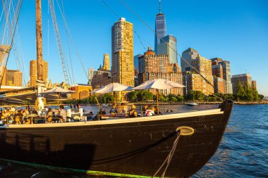 NEW YORK CITY, ABD - 15 Mart 2020: Grand Banks restoranı ve Manhattan şehir merkezi ve Hudson nehri panoramik manzarası, ABD