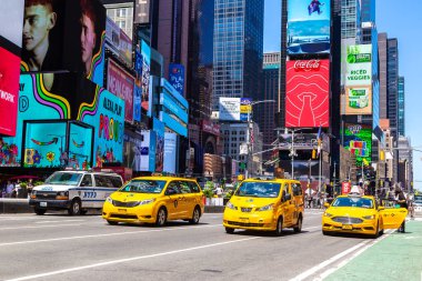 NEW YORK CITY, ABD - 15 Mart 2020: Times Square 'deki sarı taksi ABD' nin New York şehrinin bir sembolüdür
