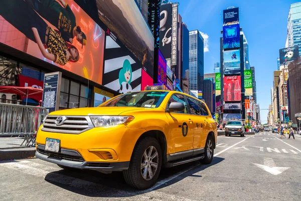 Nowość York City Usa Marca 2020 Żółta Taksówka Times Square — Zdjęcie stockowe