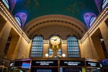 NEW YORK CITY, ABD - 15 Mart 2020: New York, ABD 'de bulunan Manhattan' daki Grand Central Station Terminalinin ana salonun klasik klasik saati